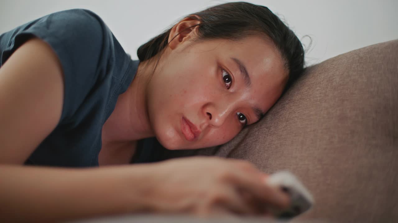 女人在看手机短信时哭了视频素材