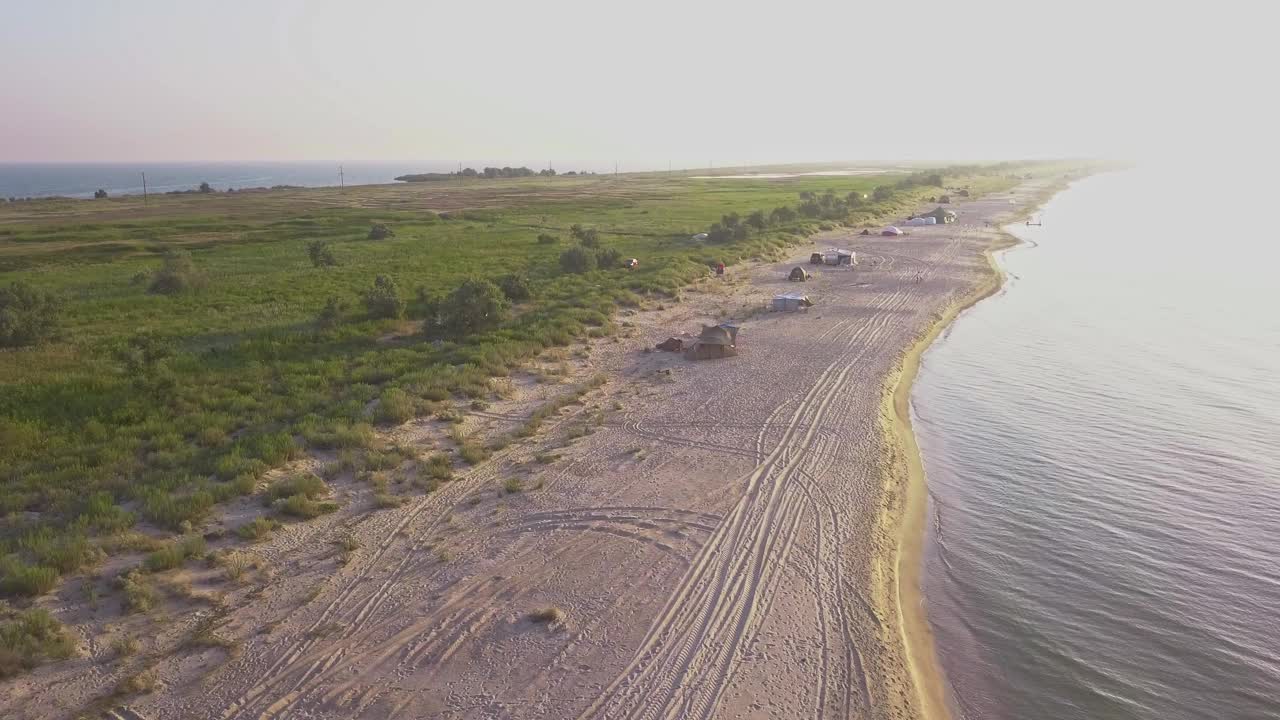 鸟瞰图的镰刀，黑海和马里萨斯克湖。图兹洛夫斯基泻湖国家公园视频素材