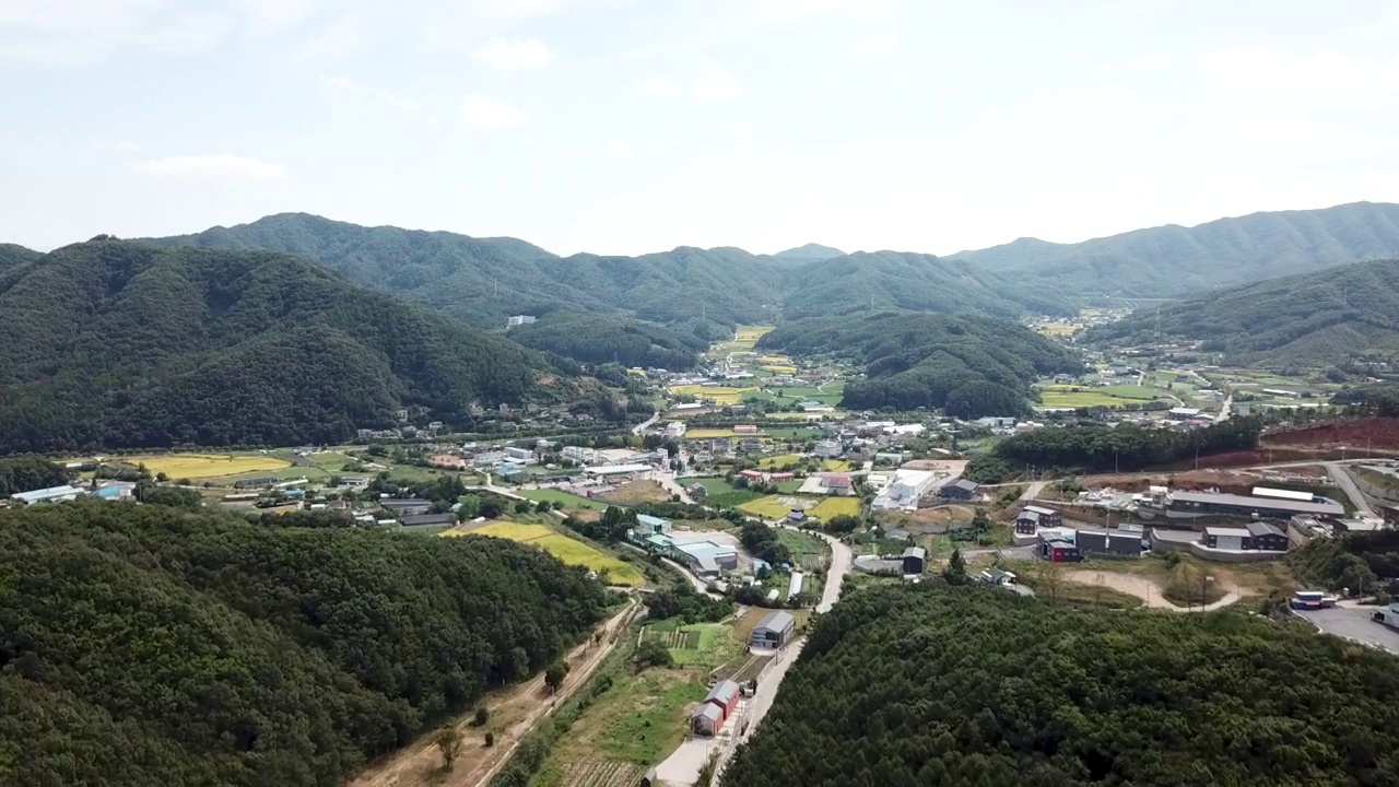 山区农田和乡村的自然风光/京畿道骊州市，韩国视频素材