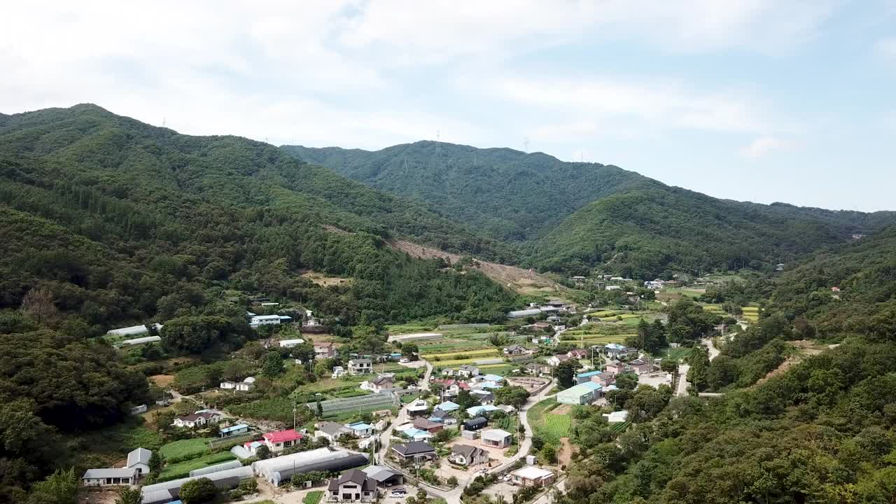 山区农田和乡村的自然风光/京畿道骊州市，韩国视频素材