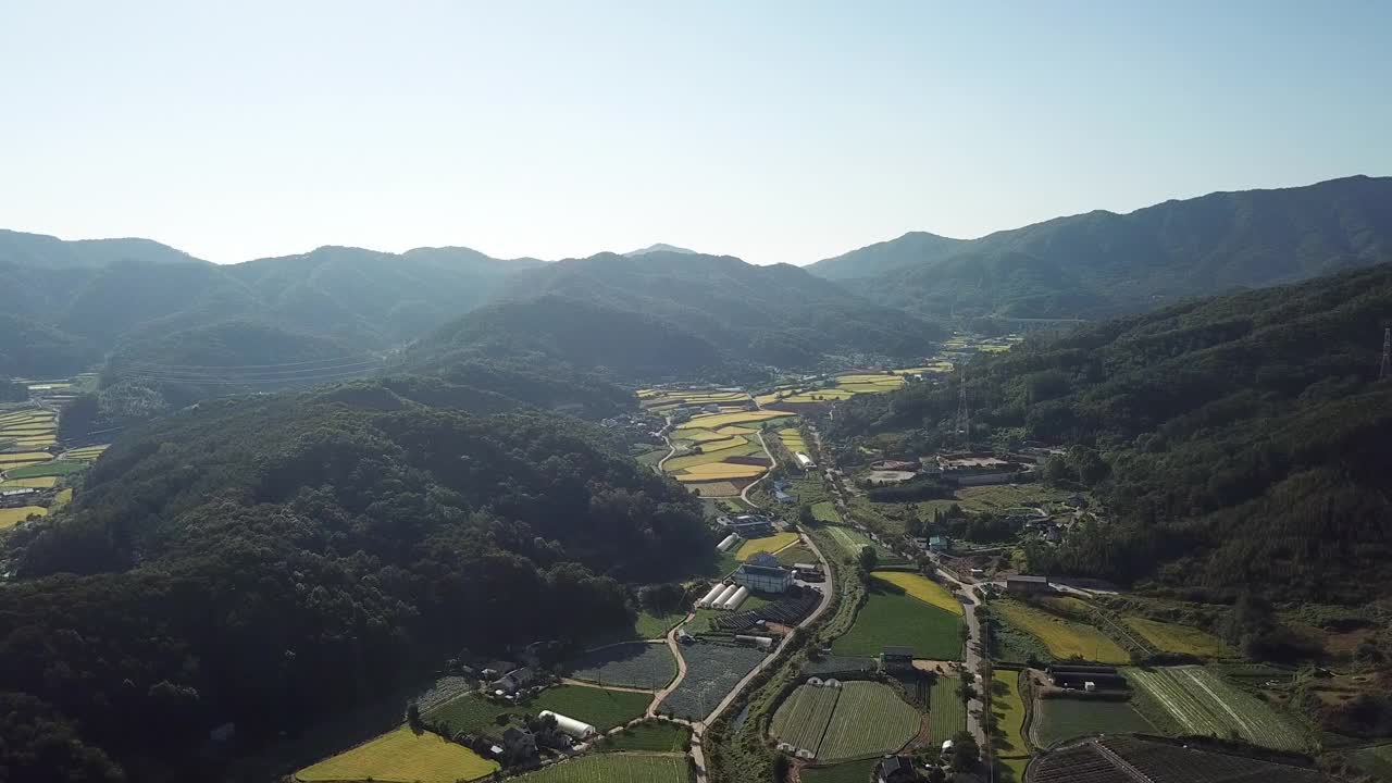 山区农田和乡村的自然风光/京畿道骊州市，韩国视频素材