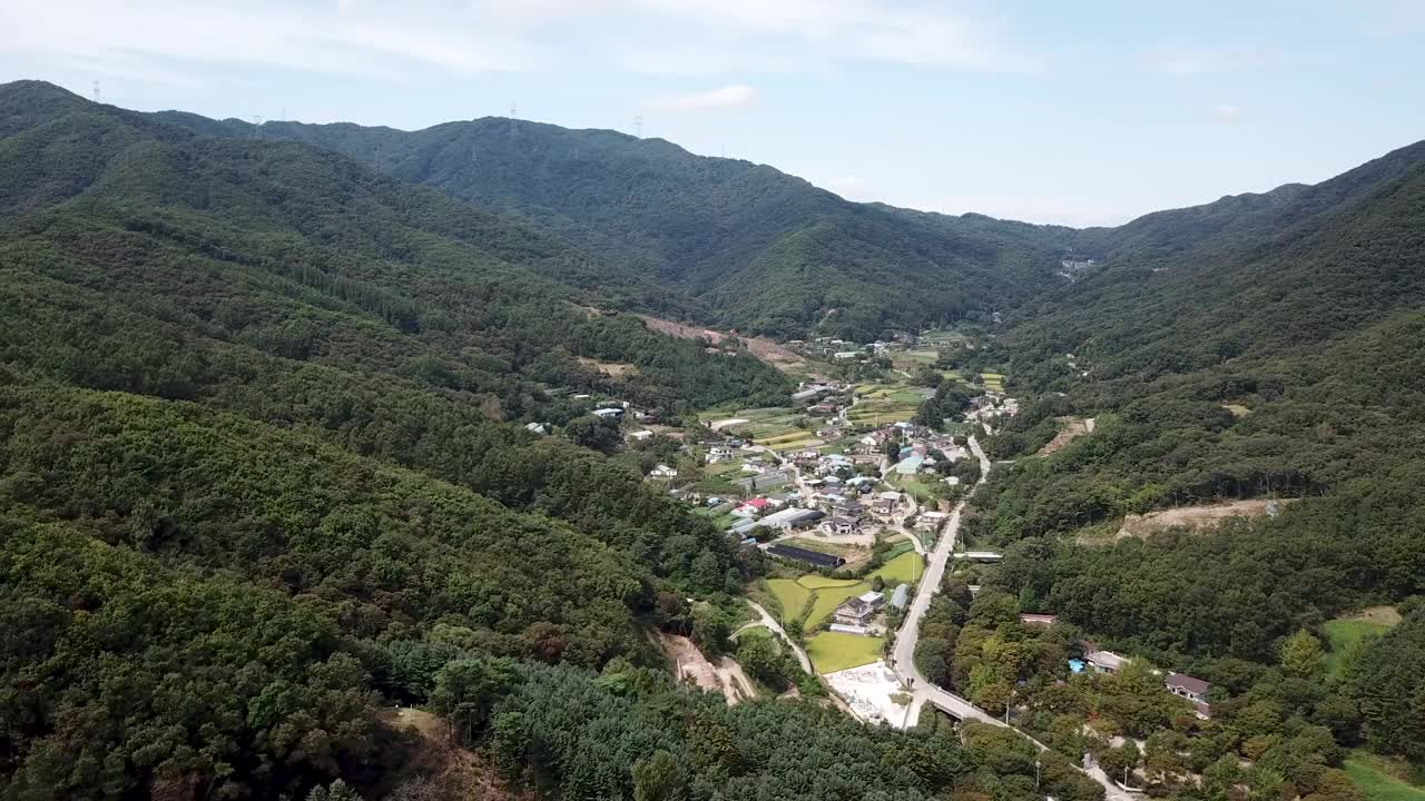 山区农田和乡村的自然风光/京畿道骊州市，韩国视频素材