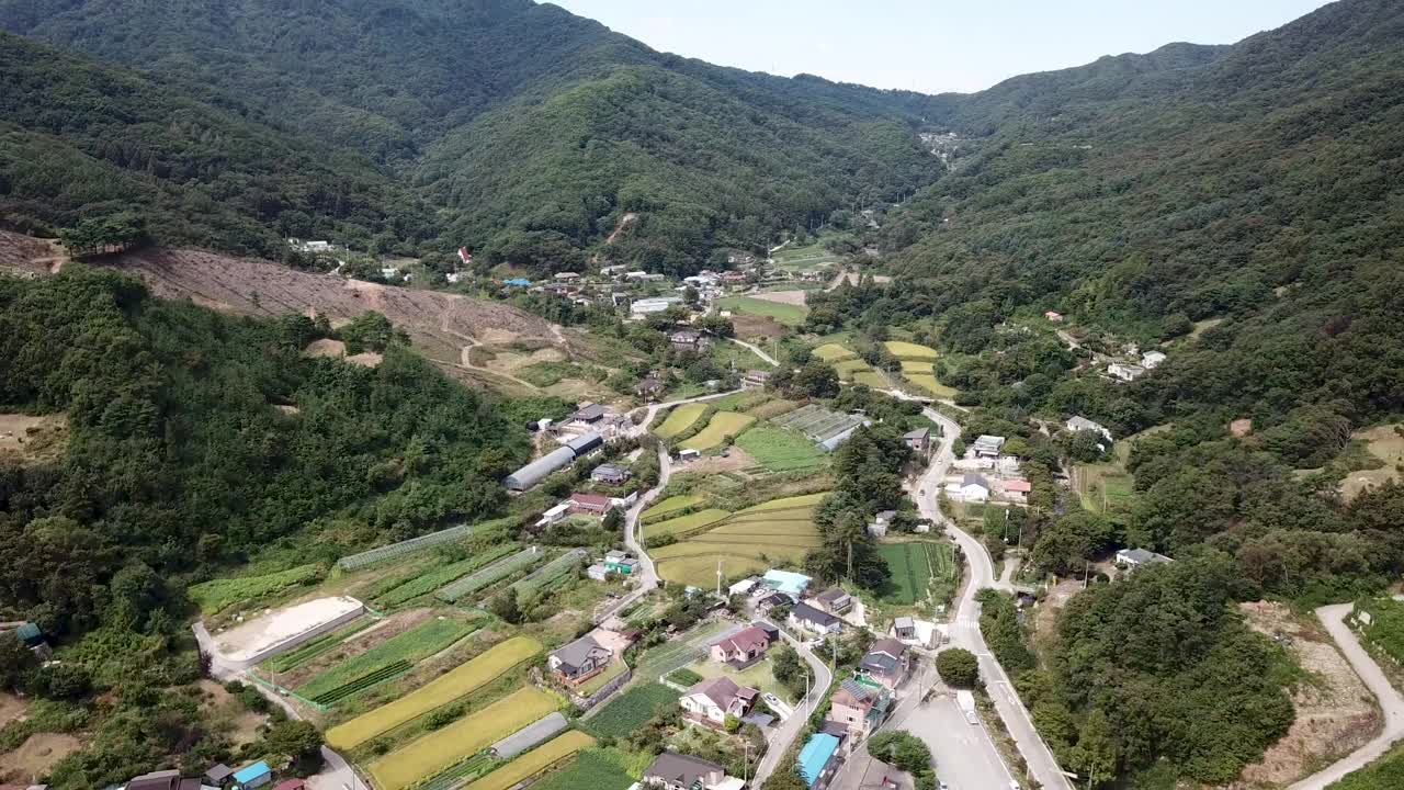 山区农田和乡村的自然风光/京畿道骊州市，韩国视频素材