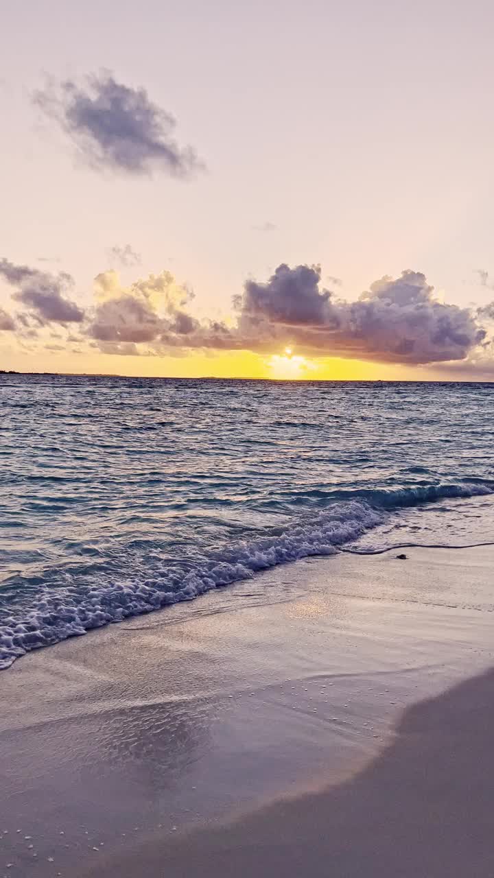 马尔代夫日落时的热带海洋海滩视频素材