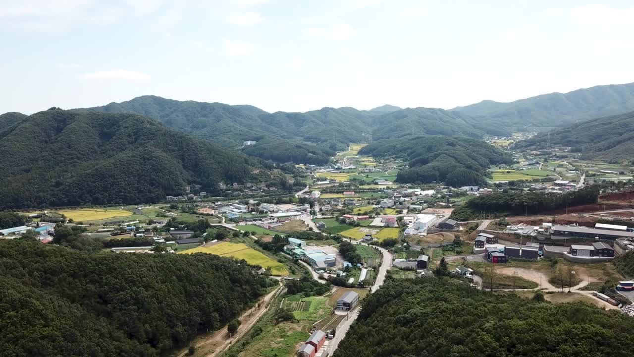 山区农田和乡村的自然风光/京畿道骊州市，韩国视频素材