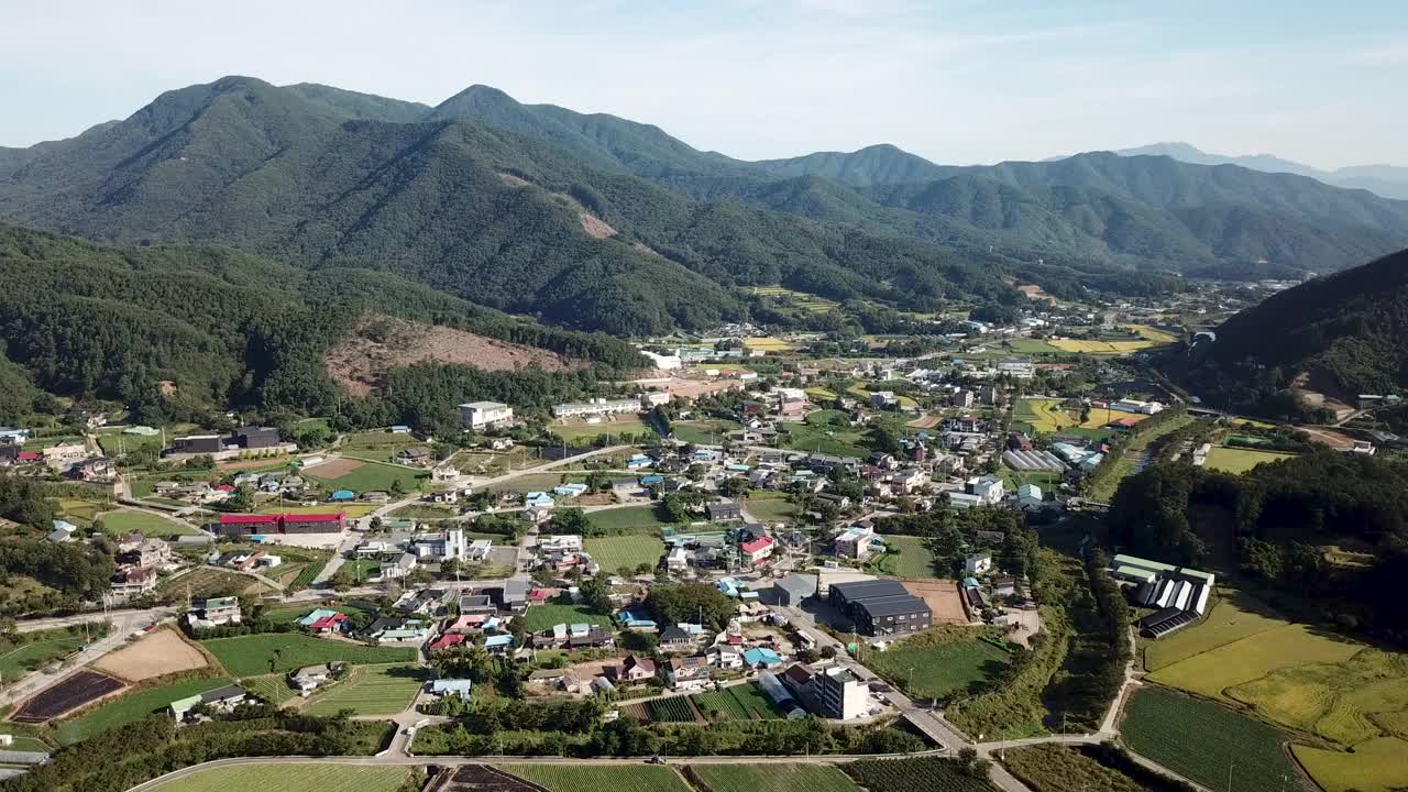 山区农田和乡村的自然风光/京畿道骊州市，韩国视频素材