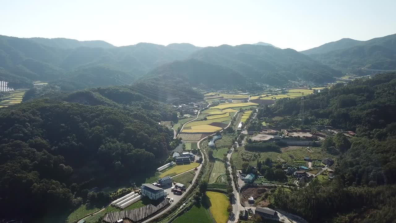 山区农田和乡村的自然风光/京畿道骊州市，韩国视频素材