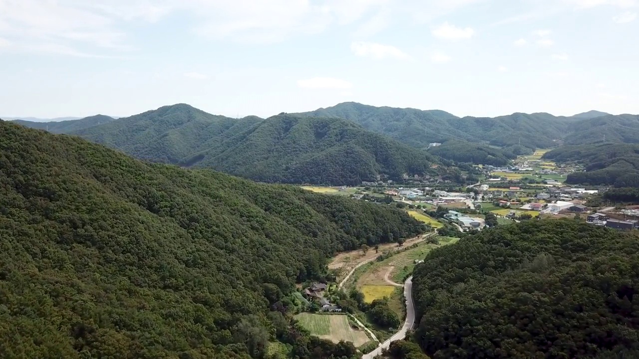 山区农田和乡村的自然风光/京畿道骊州市，韩国视频素材