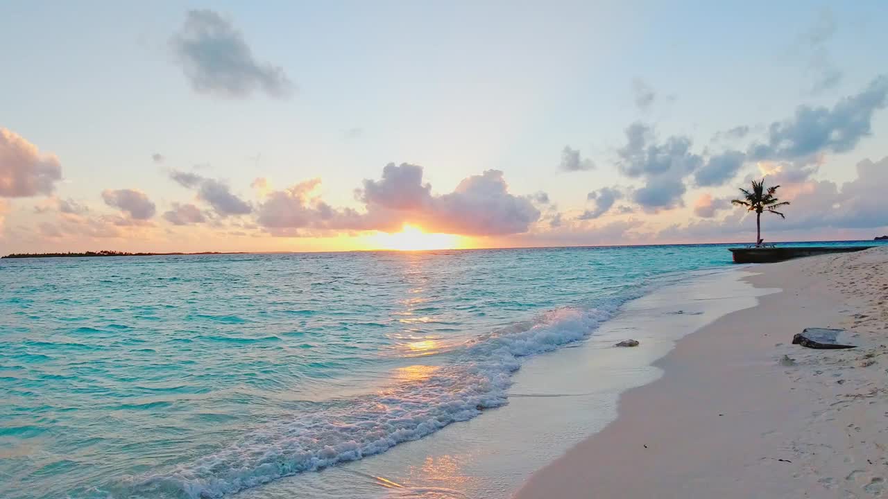 马尔代夫日落时的热带海洋海滩视频素材