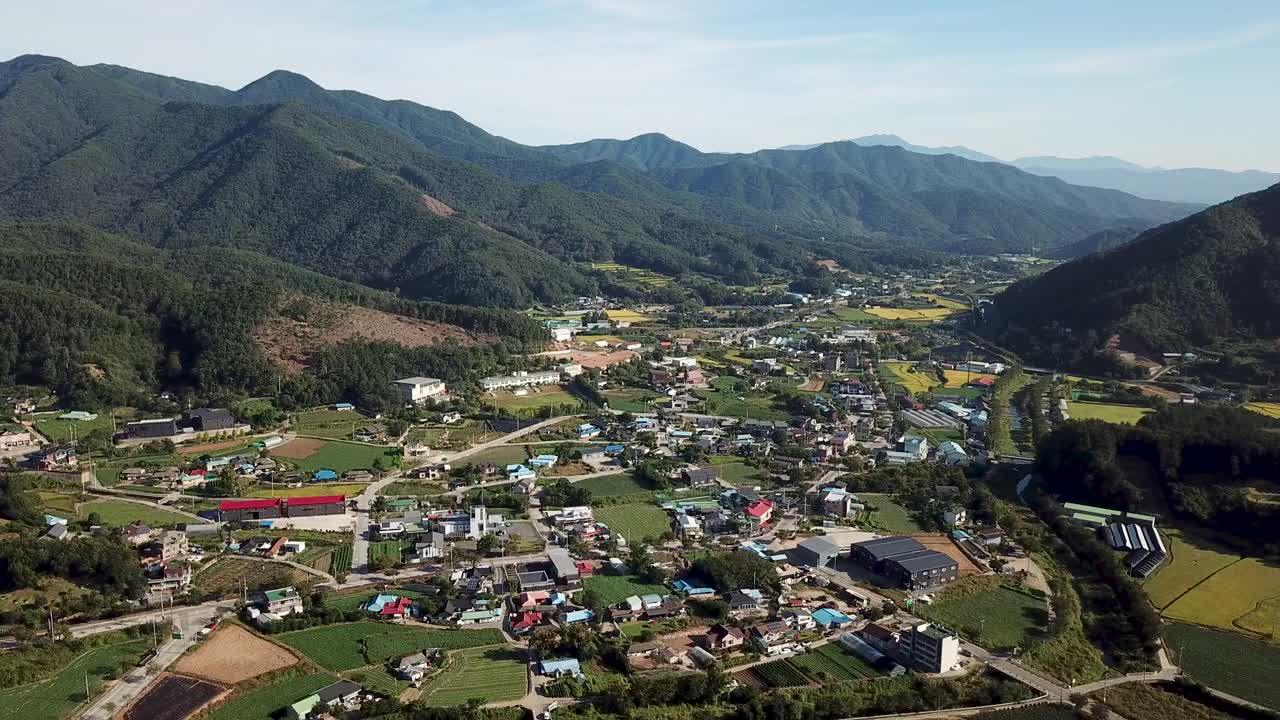 山区农田和乡村的自然风光/京畿道骊州市，韩国视频素材