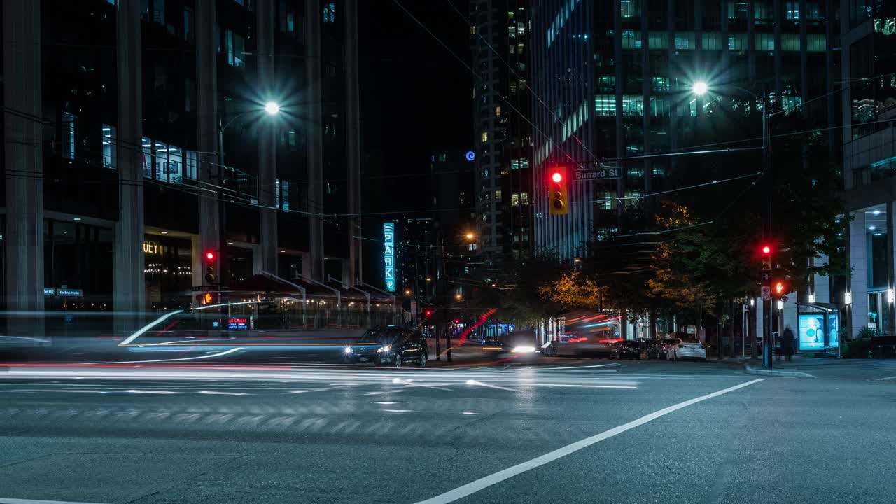 夜晚的温哥华市中心街道视频素材