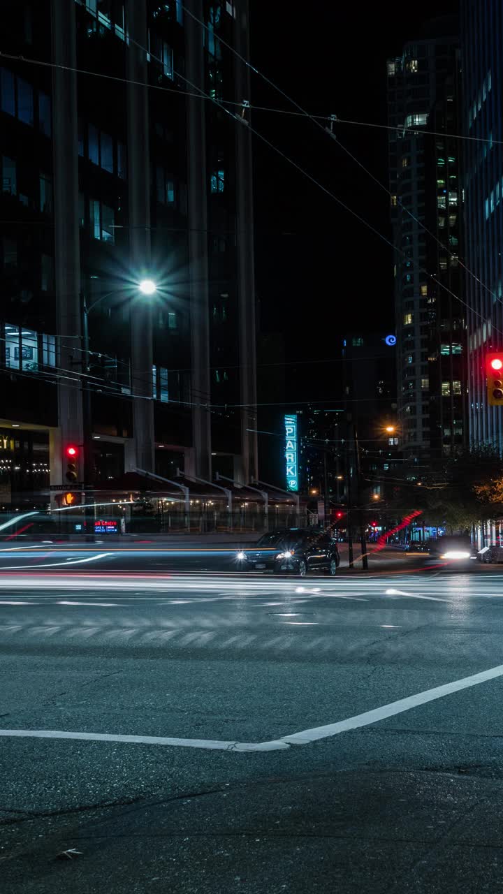 夜晚的温哥华市中心街道视频素材