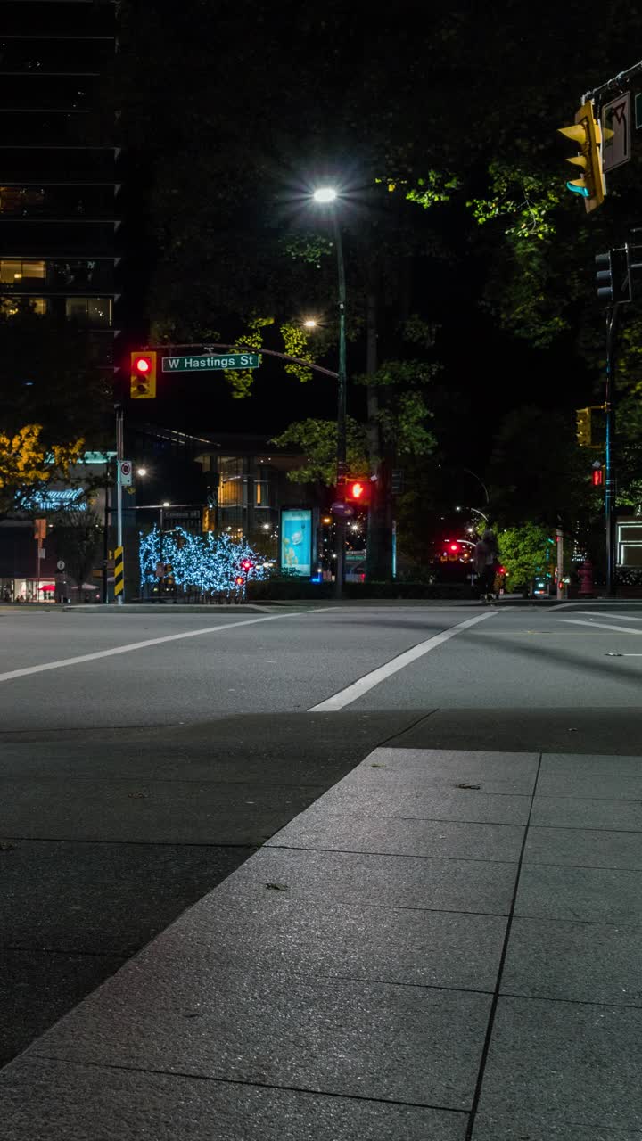 夜晚的温哥华市中心街道视频素材