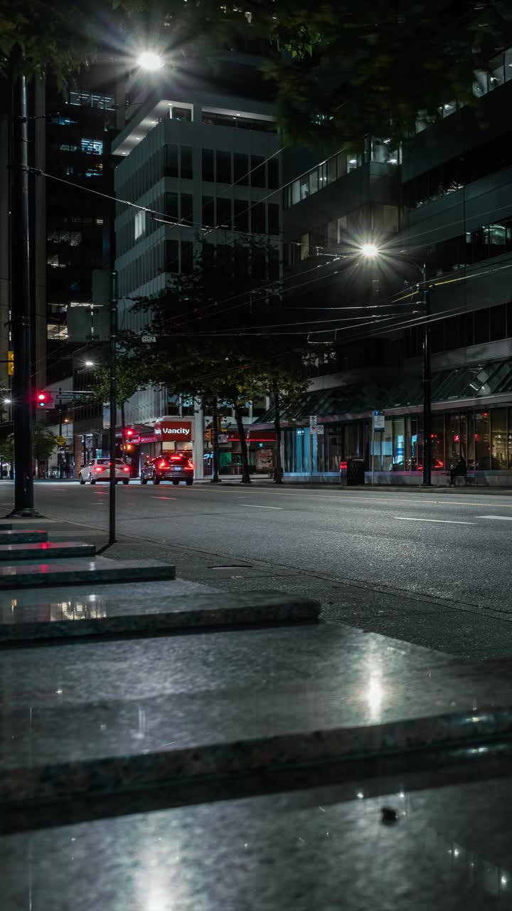 夜晚的温哥华市中心街道视频素材