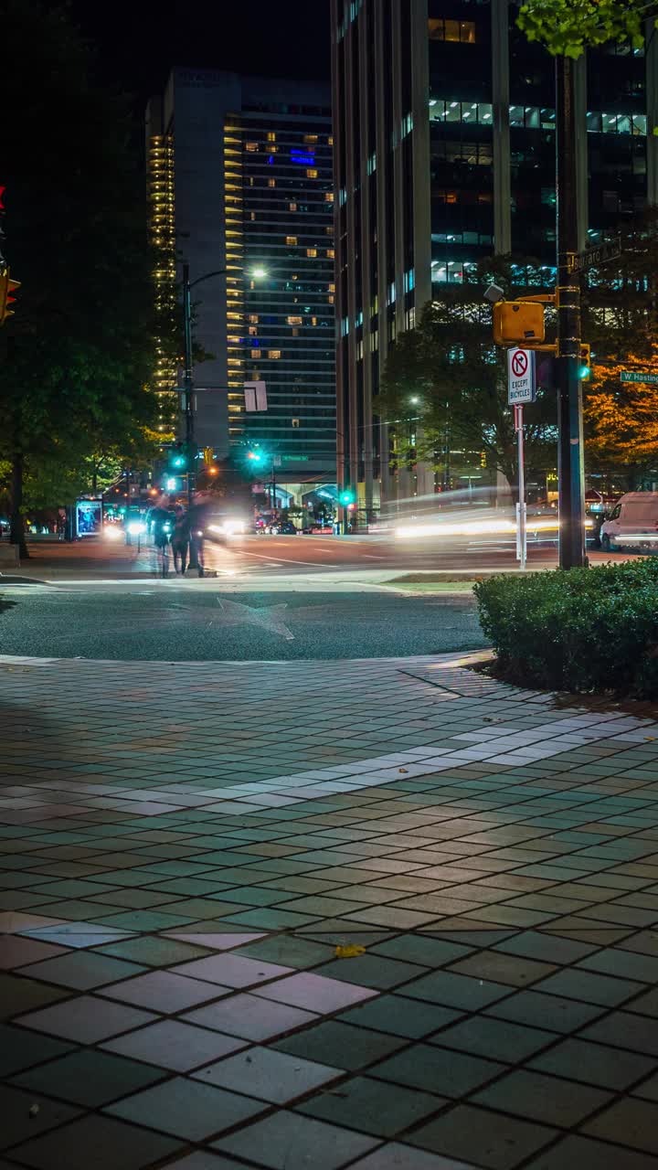 夜晚的温哥华市中心街道视频素材