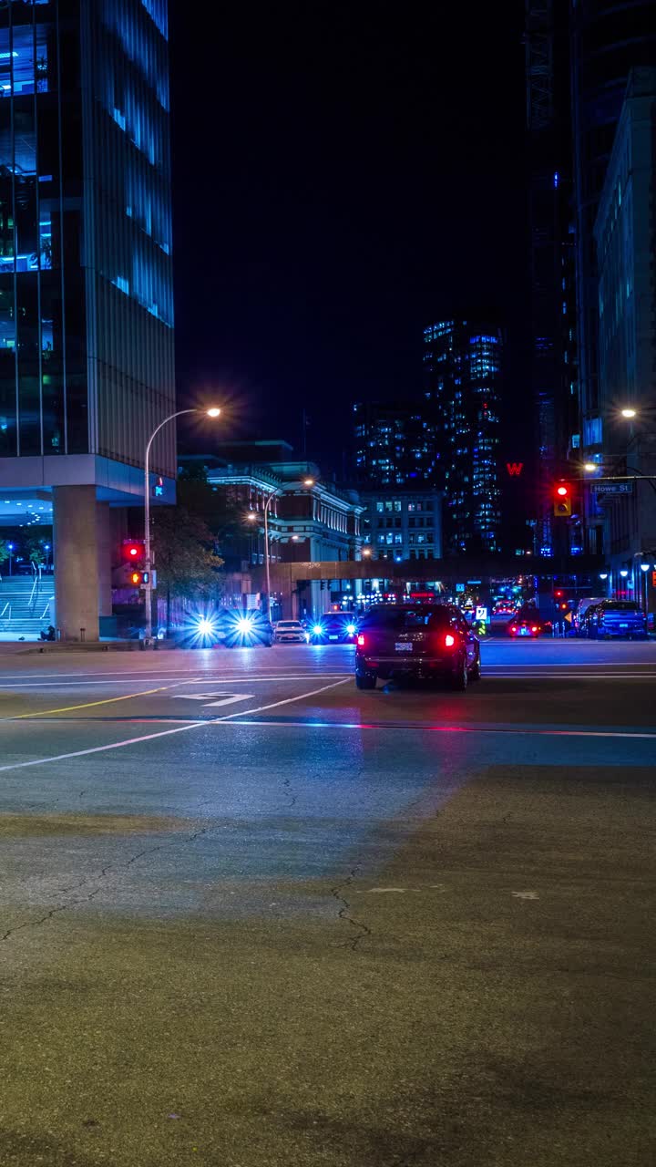 夜晚的温哥华市中心街道视频素材