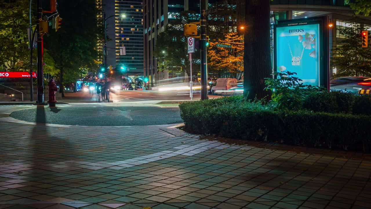 夜晚的温哥华市中心街道视频素材