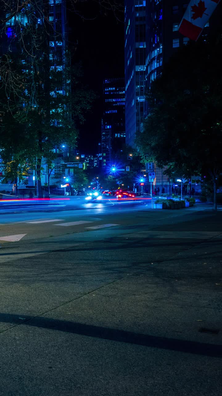 夜晚的温哥华市中心街道视频素材