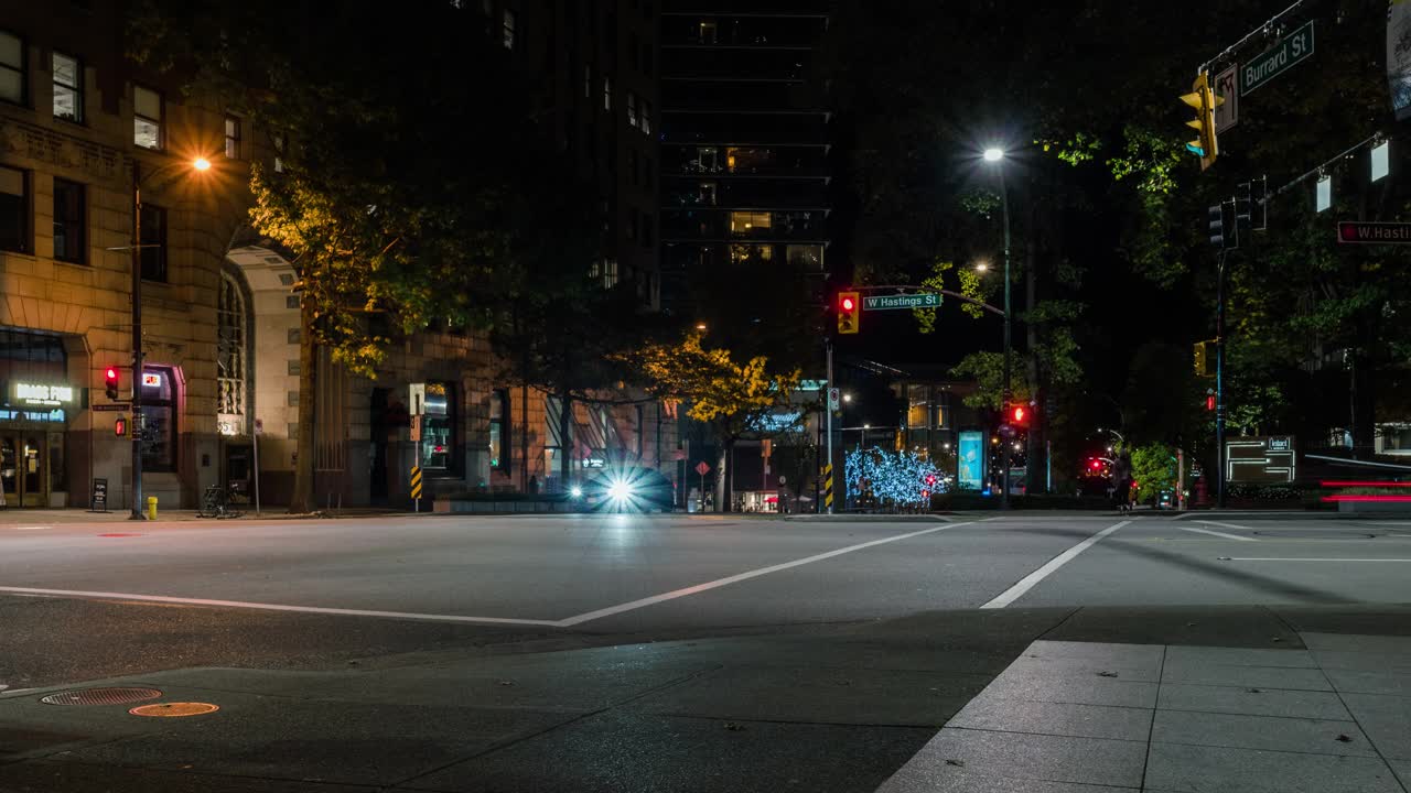 夜晚的温哥华市中心街道视频素材