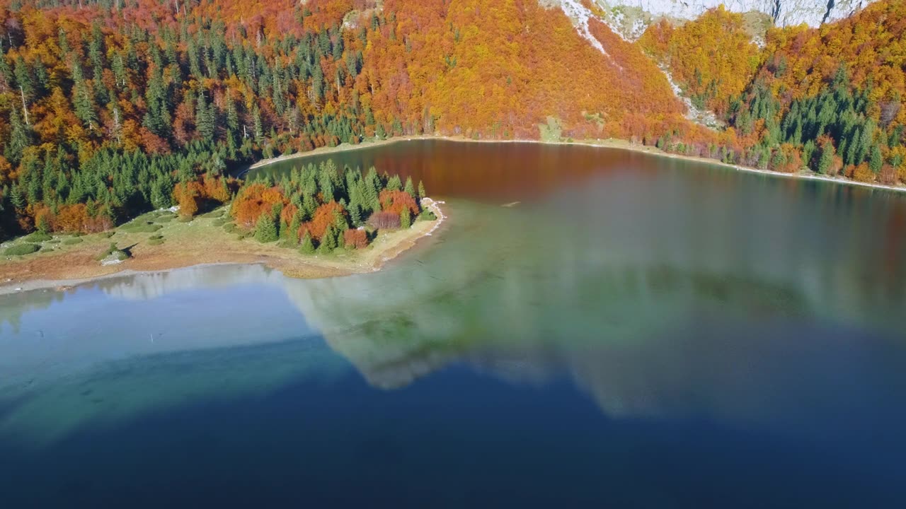 山湖秋天树叶视频素材画面1