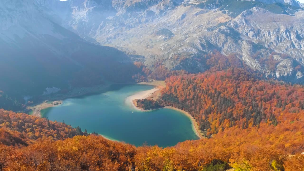 心形的湖视频素材画面1