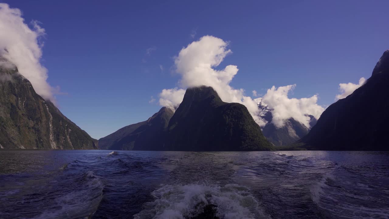 在白天横渡米尔福德海峡。新西兰旅游目的地视频素材