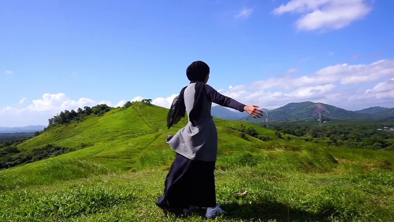 山顶上的年轻女子，自由，放松视频素材画面1