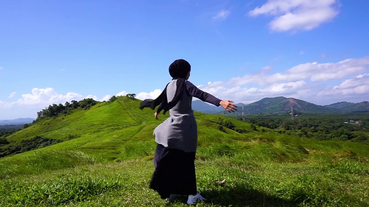 山顶上的年轻女子，自由，放松视频素材画面2