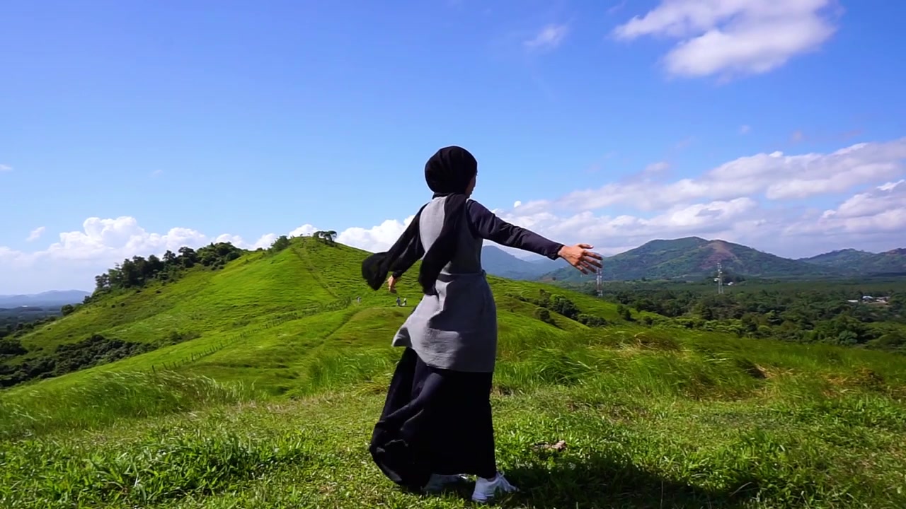 山顶上的年轻女子，自由，放松视频素材画面3