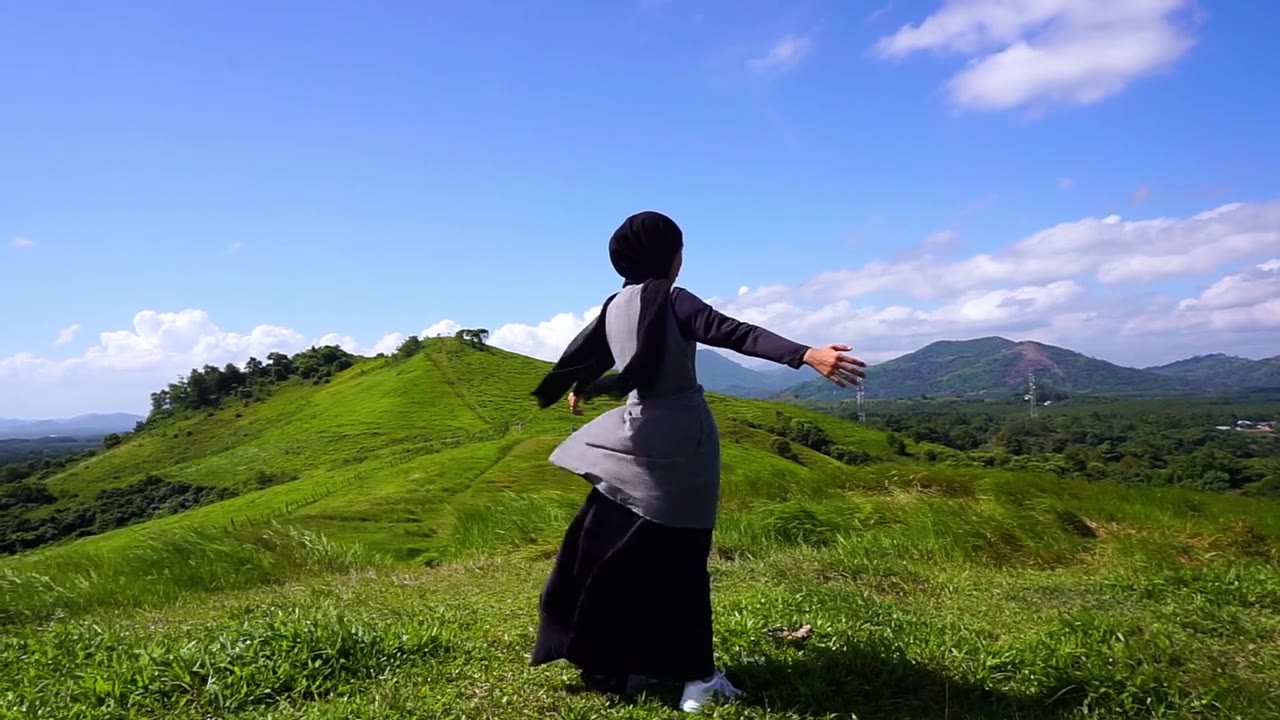 山顶上的年轻女子，自由，放松视频素材画面4