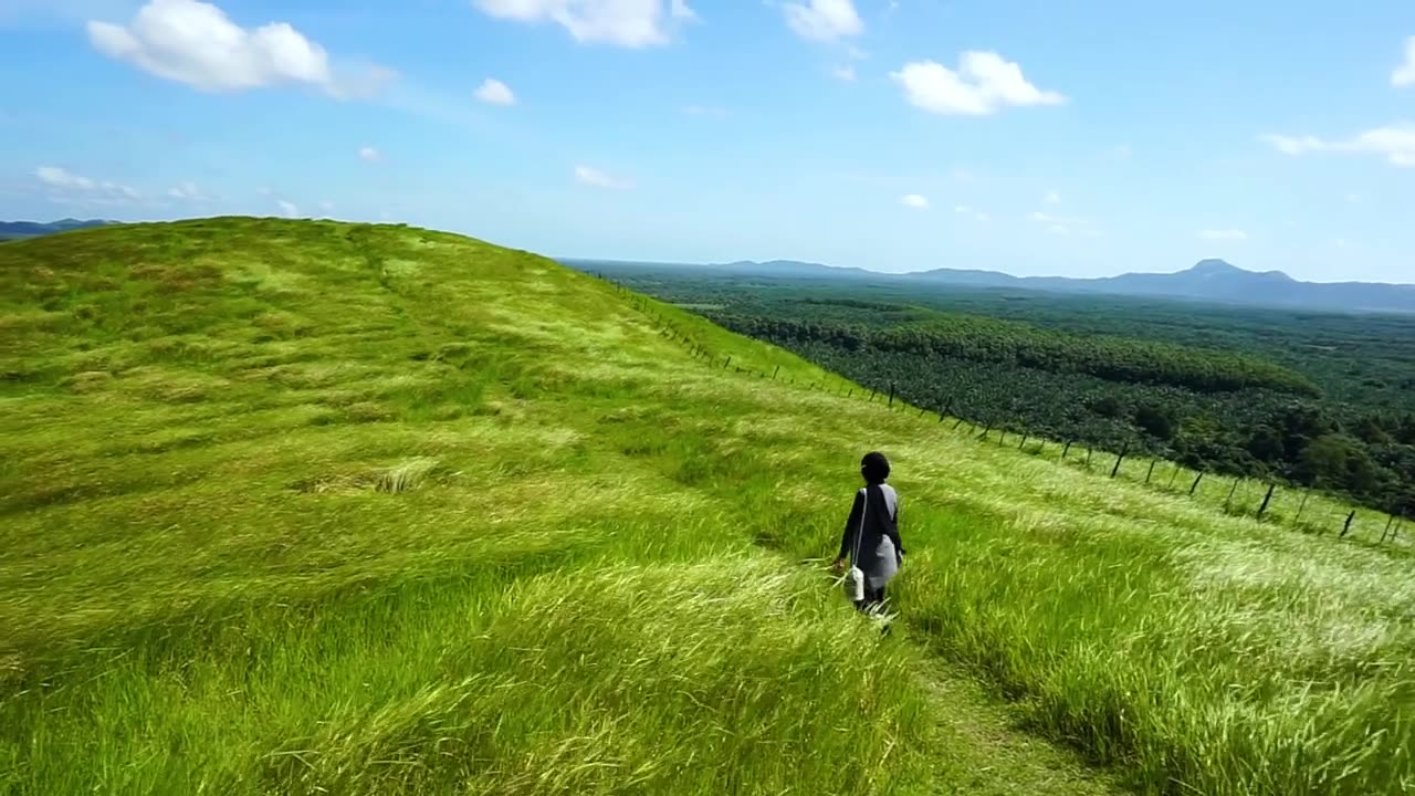 年轻女子在山顶上行走，自由，放松视频素材画面4