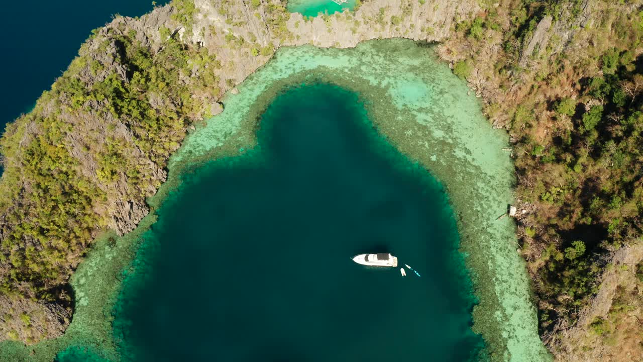 海景与泻湖和蓝绿色的水视频素材