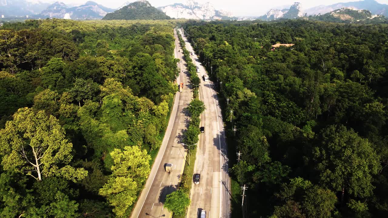 公路上的汽车鸟瞰图和乡村的青山绿林视频素材