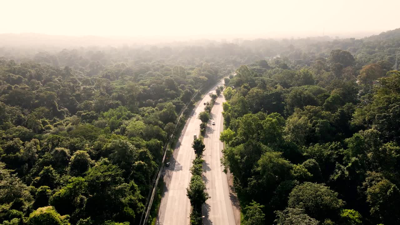 公路上的汽车鸟瞰图和乡村的青山绿林视频素材