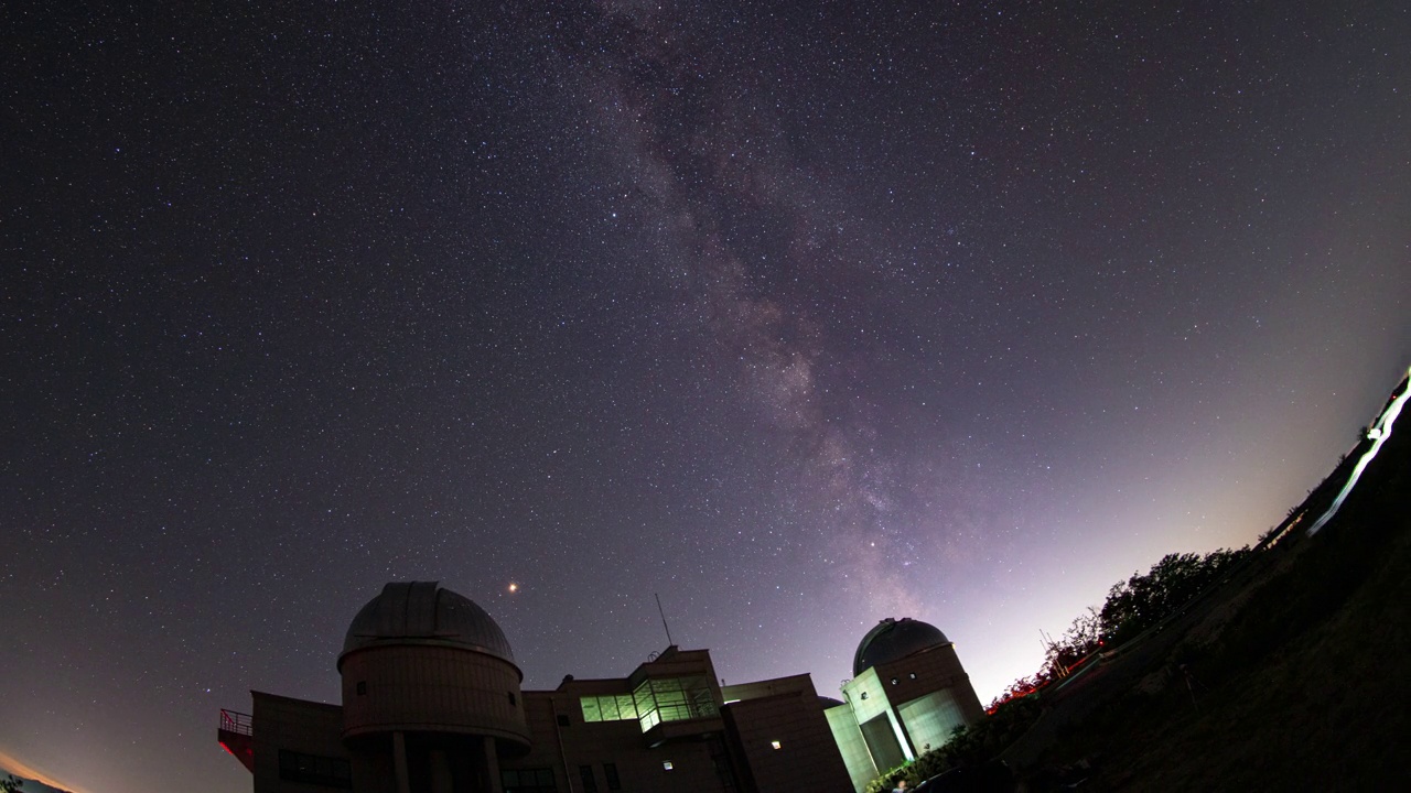 夜空、银河、星星和天文台的夜景/韩国江原道华川郡视频素材