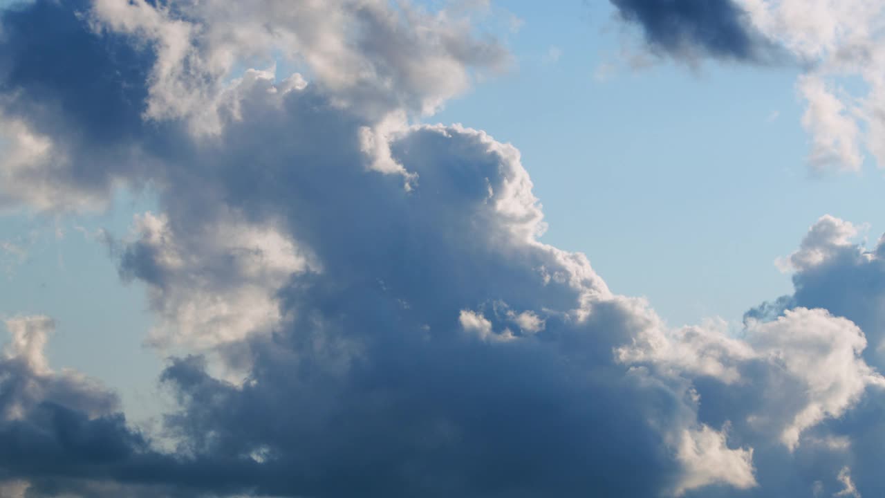 蔚蓝色的天空，气势磅礴，令人惊叹。蓬松的白云。积雨云cloudscape视频素材