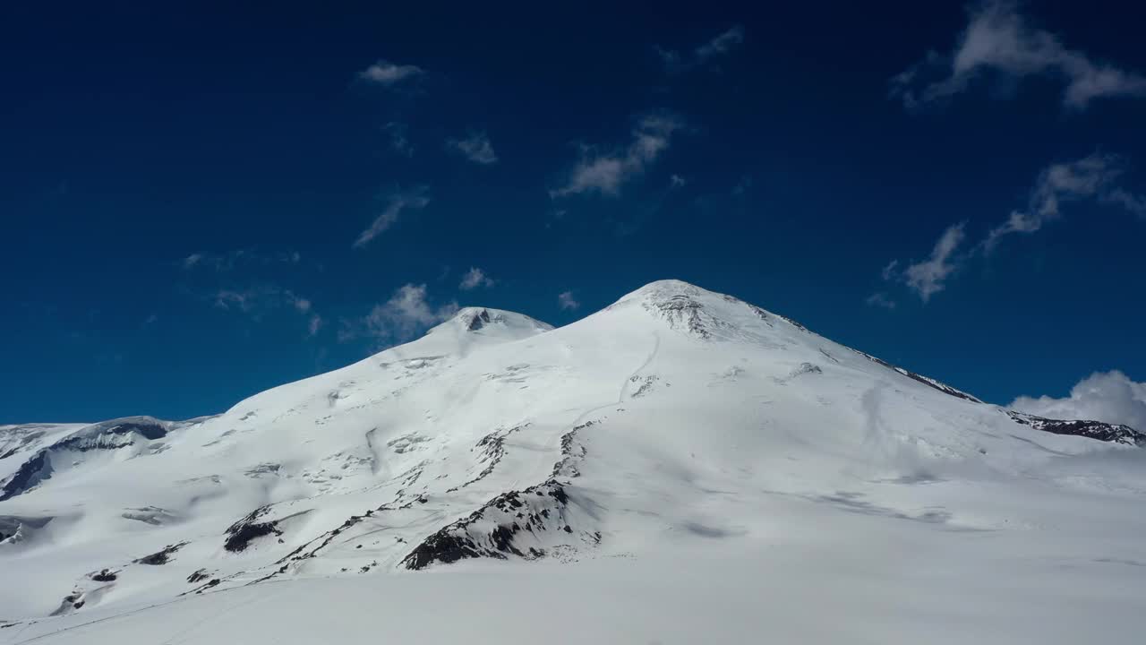 飞越俄罗斯北高加索山脉埃尔布鲁士山脉的美景。它位于高加索山脉的西部，是高加索山脉的最高峰。视频素材