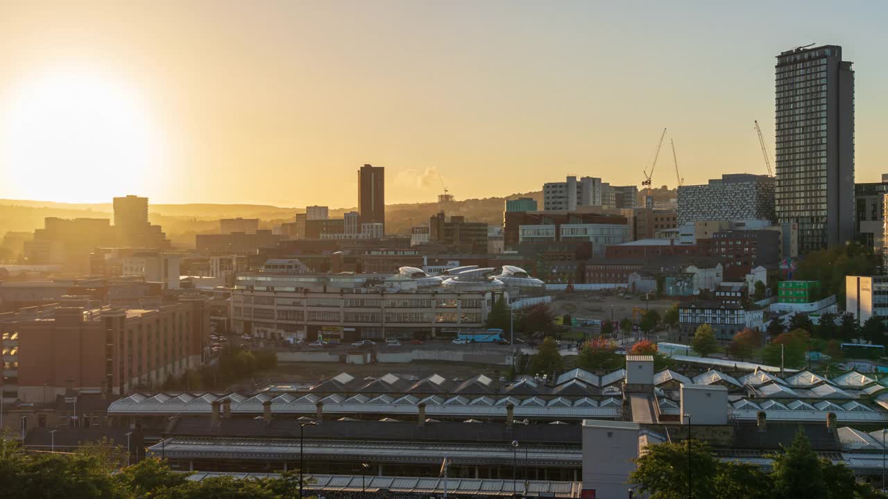 英格兰南约克郡，谢菲尔德市中心的城市天际线上的日落——从白天到晚上4k延时(Zoom out)视频素材