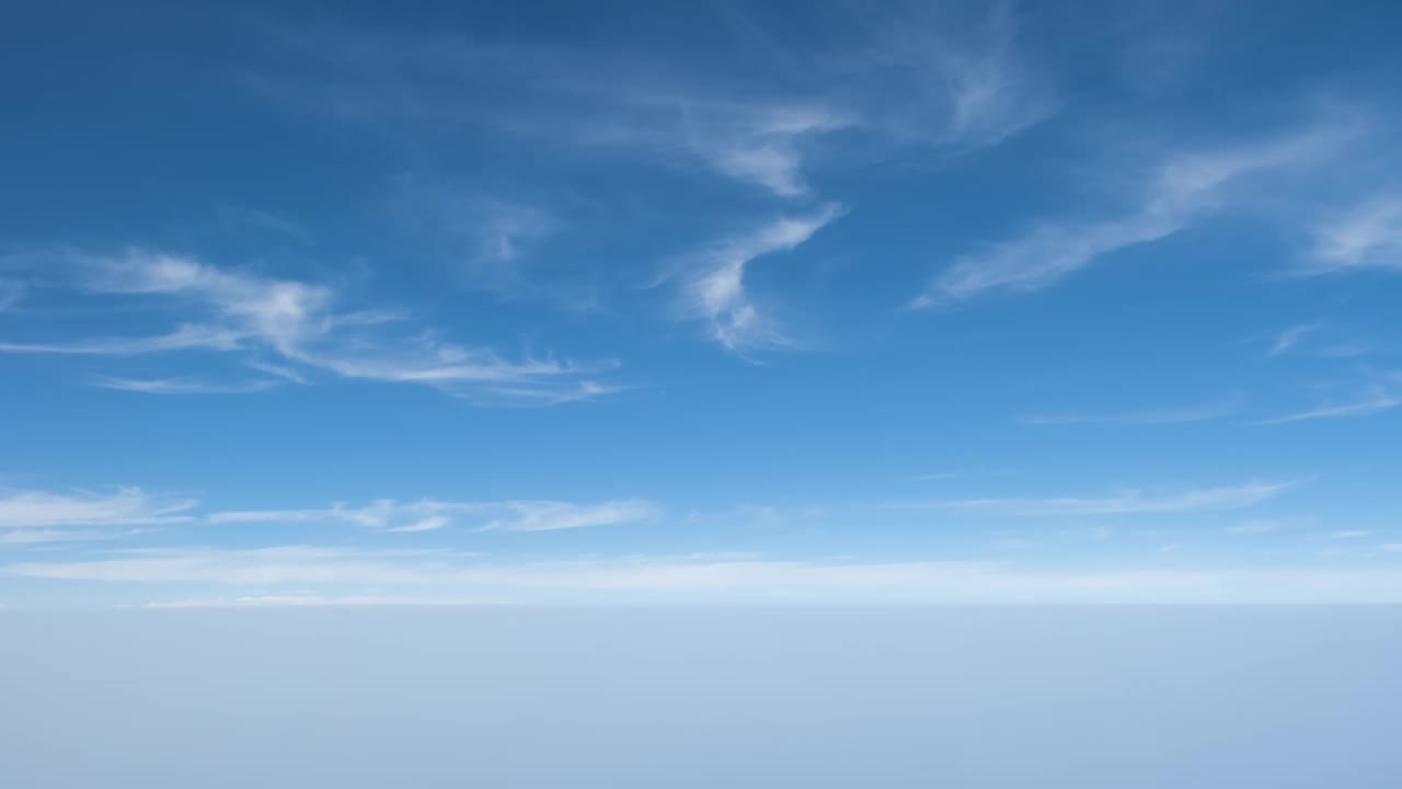 旅行时从窗口飞机上看空中和云朵视频素材