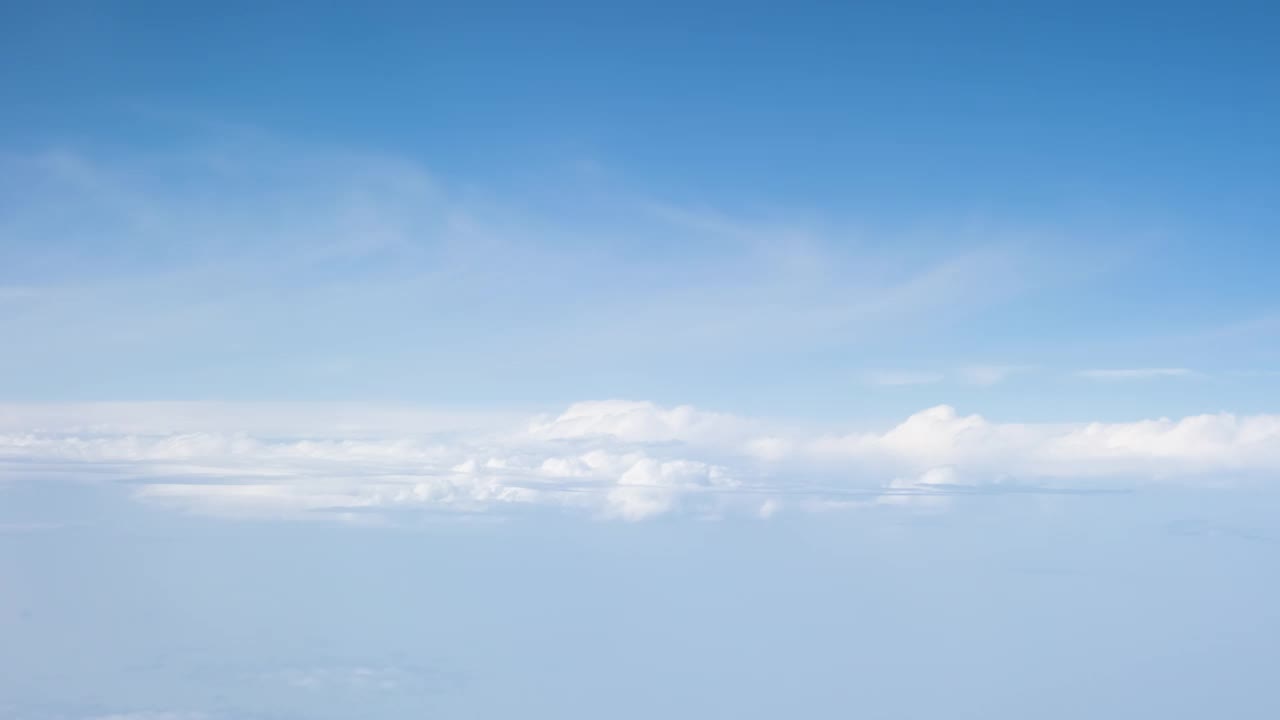 旅行时从窗口飞机上看空中和云朵视频素材