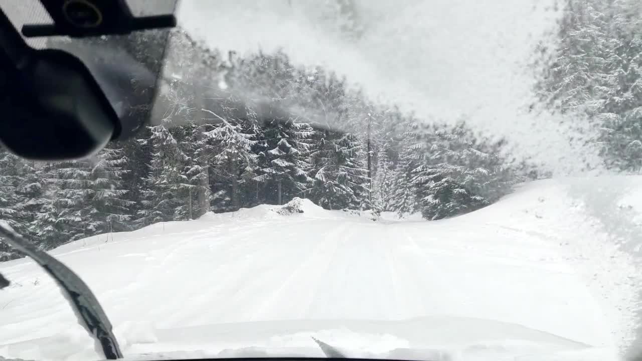 开车经过被雪覆盖的山路视频素材