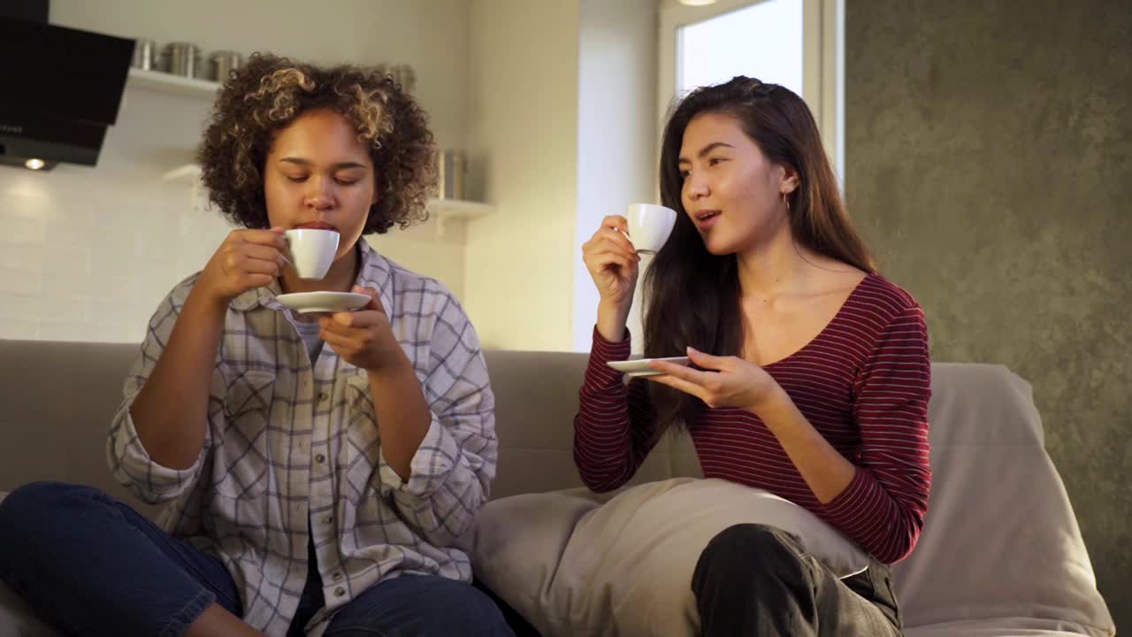 两个女朋友，一个非洲裔美国人，一个亚洲人视频素材