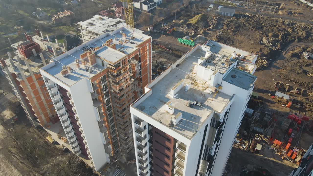 高塔起重机和在建住宅楼鸟瞰图。房地产开发。视频素材