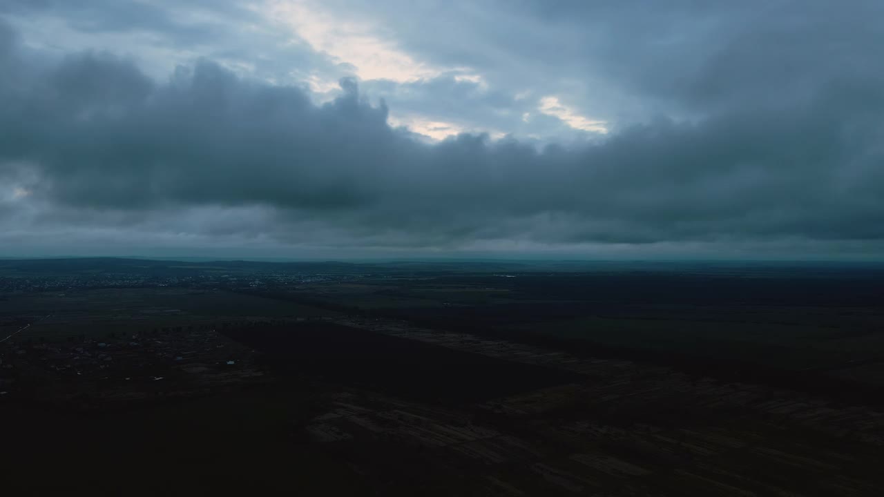 从高空的飞机窗口鸟瞰图，上面覆盖着暴雨前形成的蓬松积云视频素材