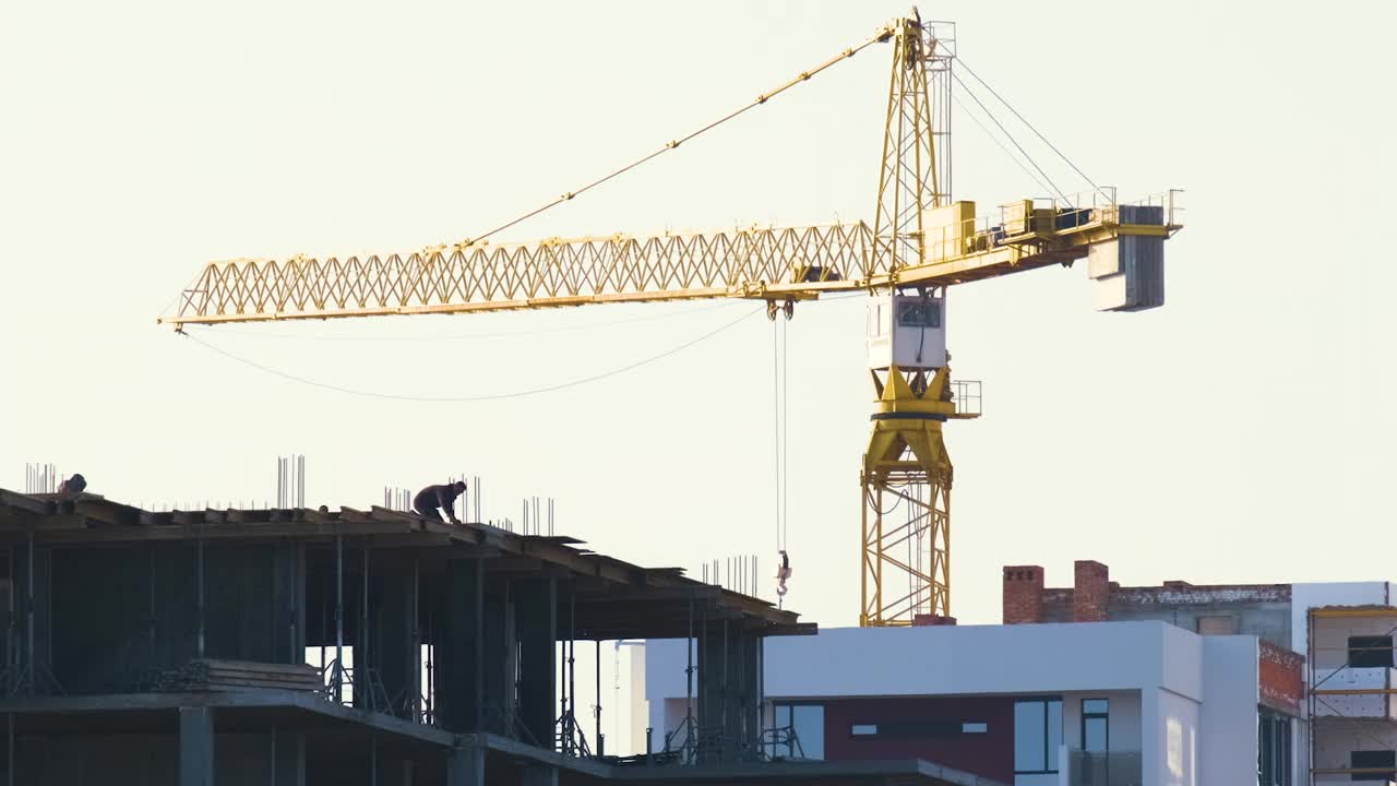 塔式起重机和在建高层住宅楼鸟瞰图。房地产开发。视频素材