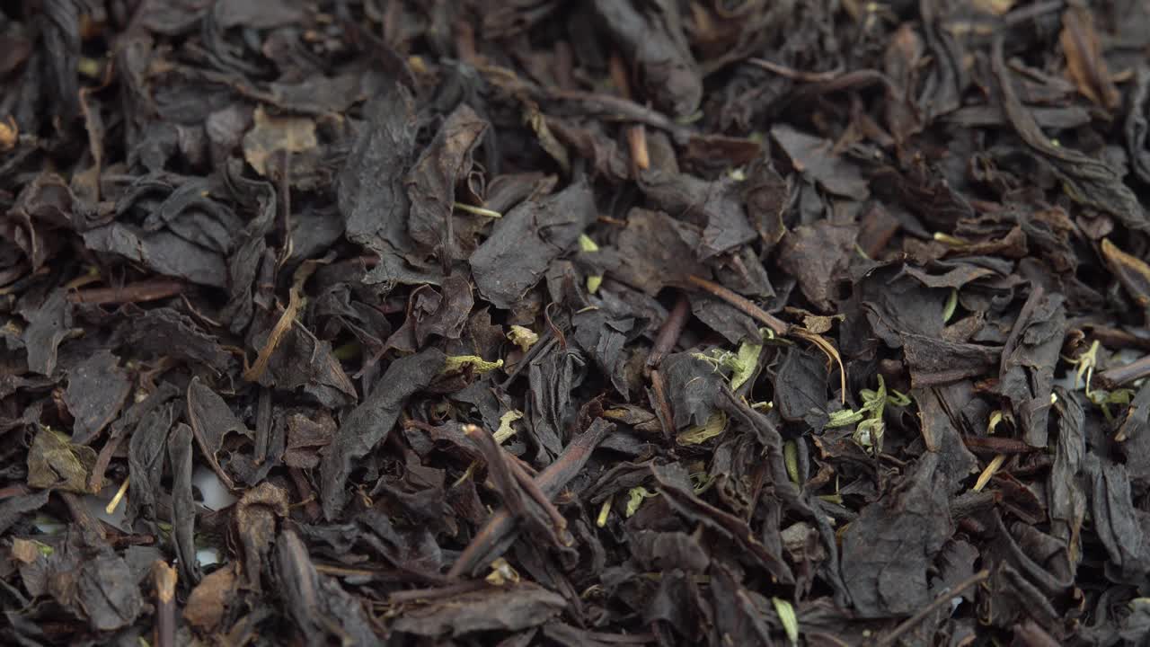 汤匙把干红茶叶子，多叶红茶放在盘子里视频素材