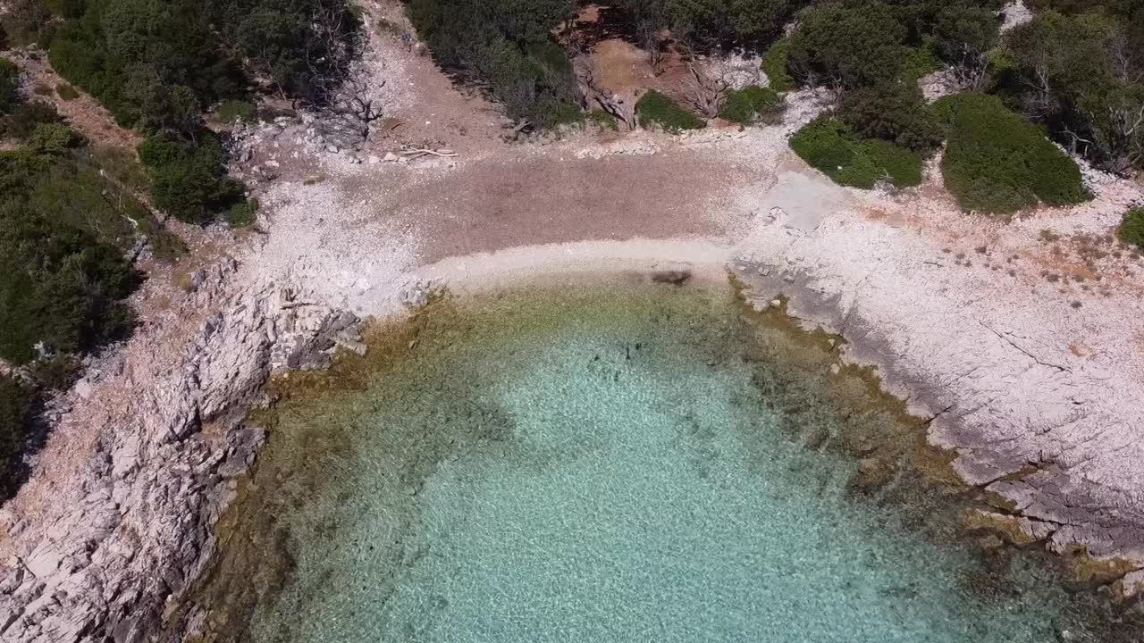 鸟瞰遥远的，废弃的，幽静的，孤立的美丽的海滩视频素材