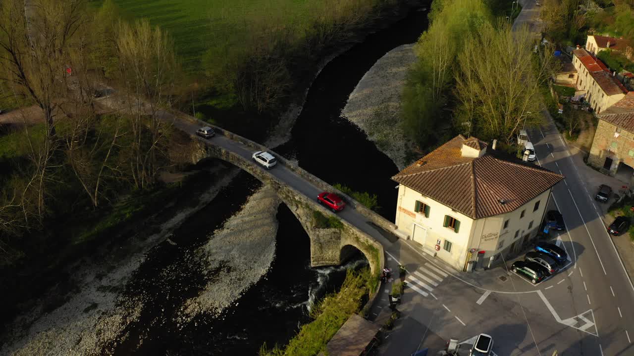 空中向上美丽的镜头的车辆移动在桥道路上的河流-亚平宁山脉，意大利视频素材