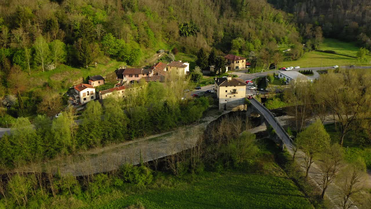 空中平移绿色景观上的房屋的美丽镜头，无人机飞越公路-亚平宁山脉，意大利视频素材