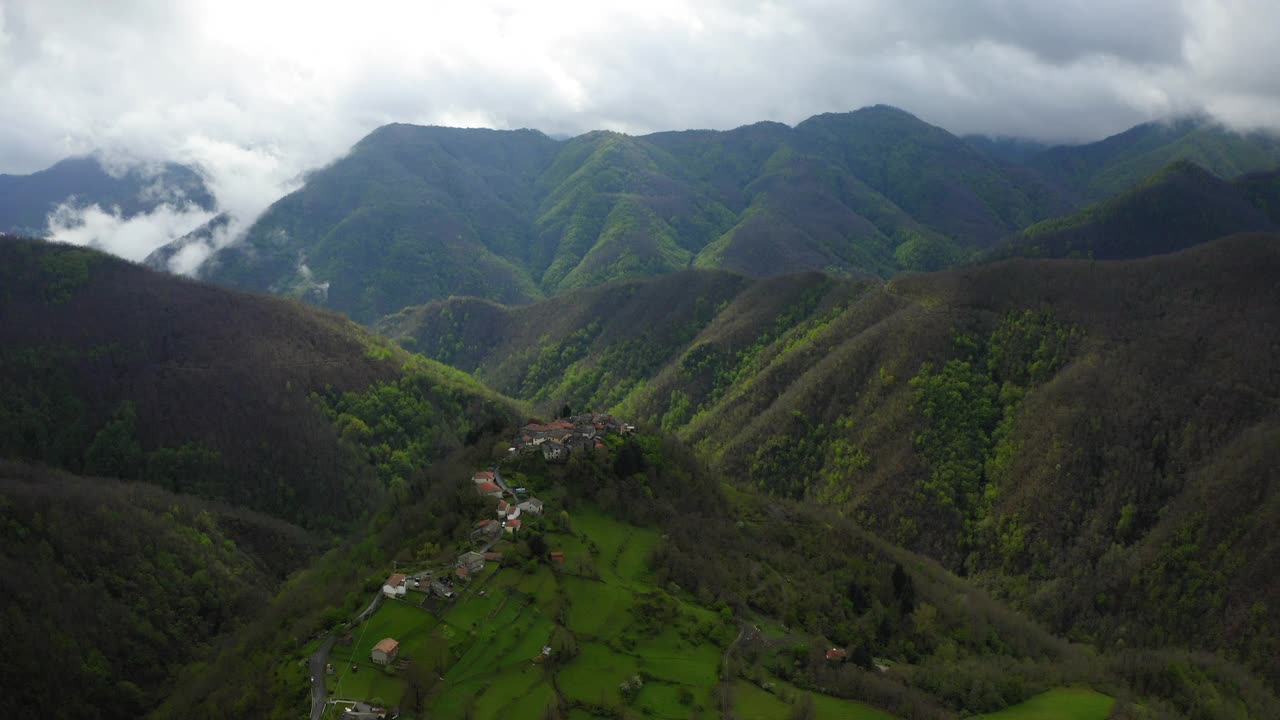 空中美丽的绿色亚平宁山脉，无人机向前飞过房屋视频素材